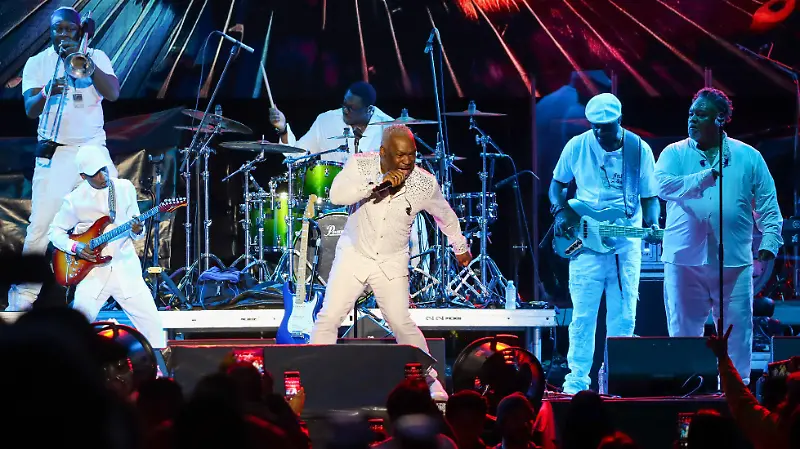 EARTH WIND AND FIRE EXPERIENCE